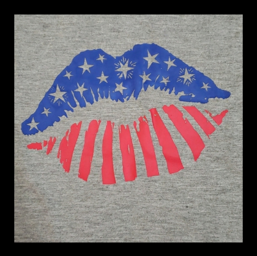 Modern Lux Patriotic Kiss Crop Top Shirt Size XL Juniors NWOT Gray Red Lips - Picture 2 of 5